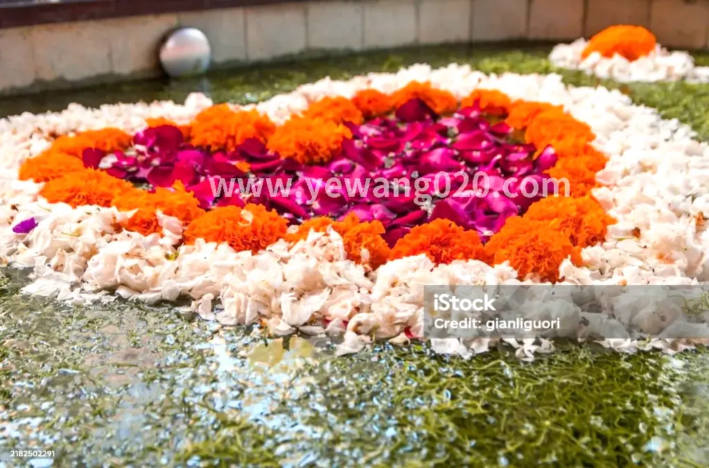 按摩师在为客人按摩