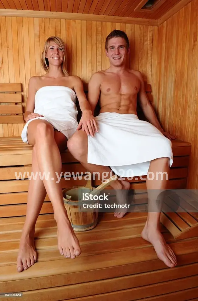 技师在演示肩部按摩手法