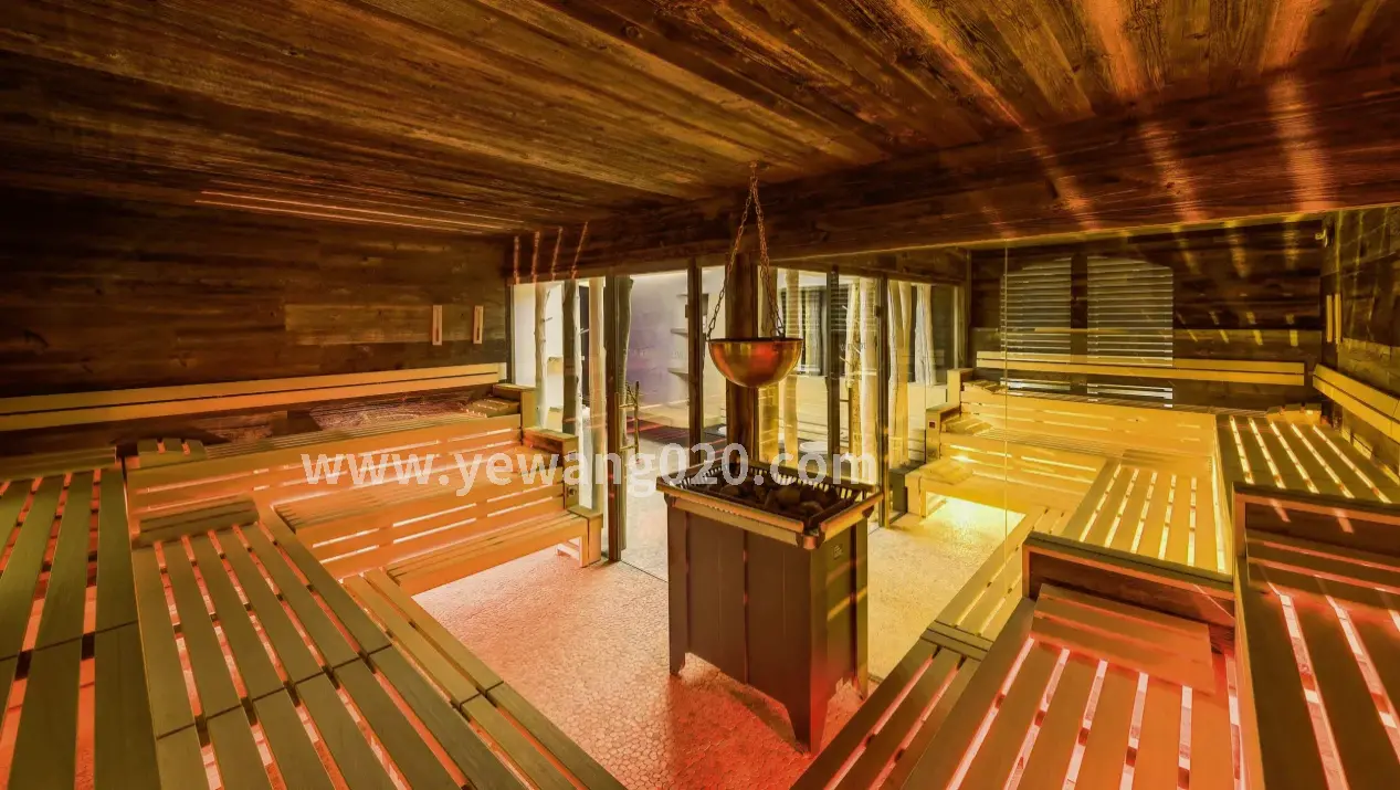 精油推拿过程中的香薰蜡烛