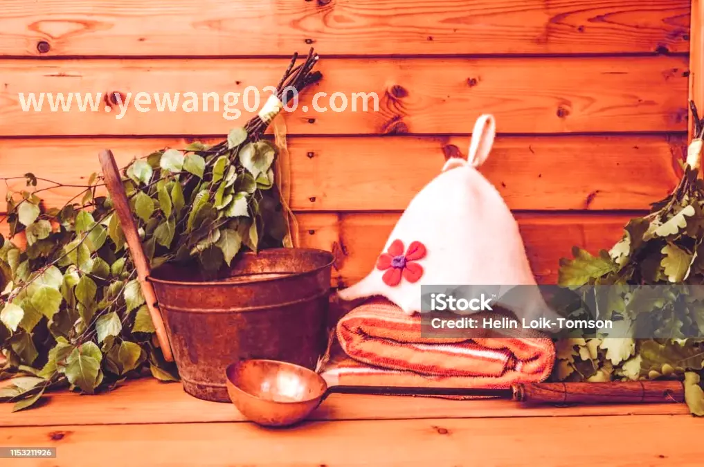 享受桑拿的放松状态